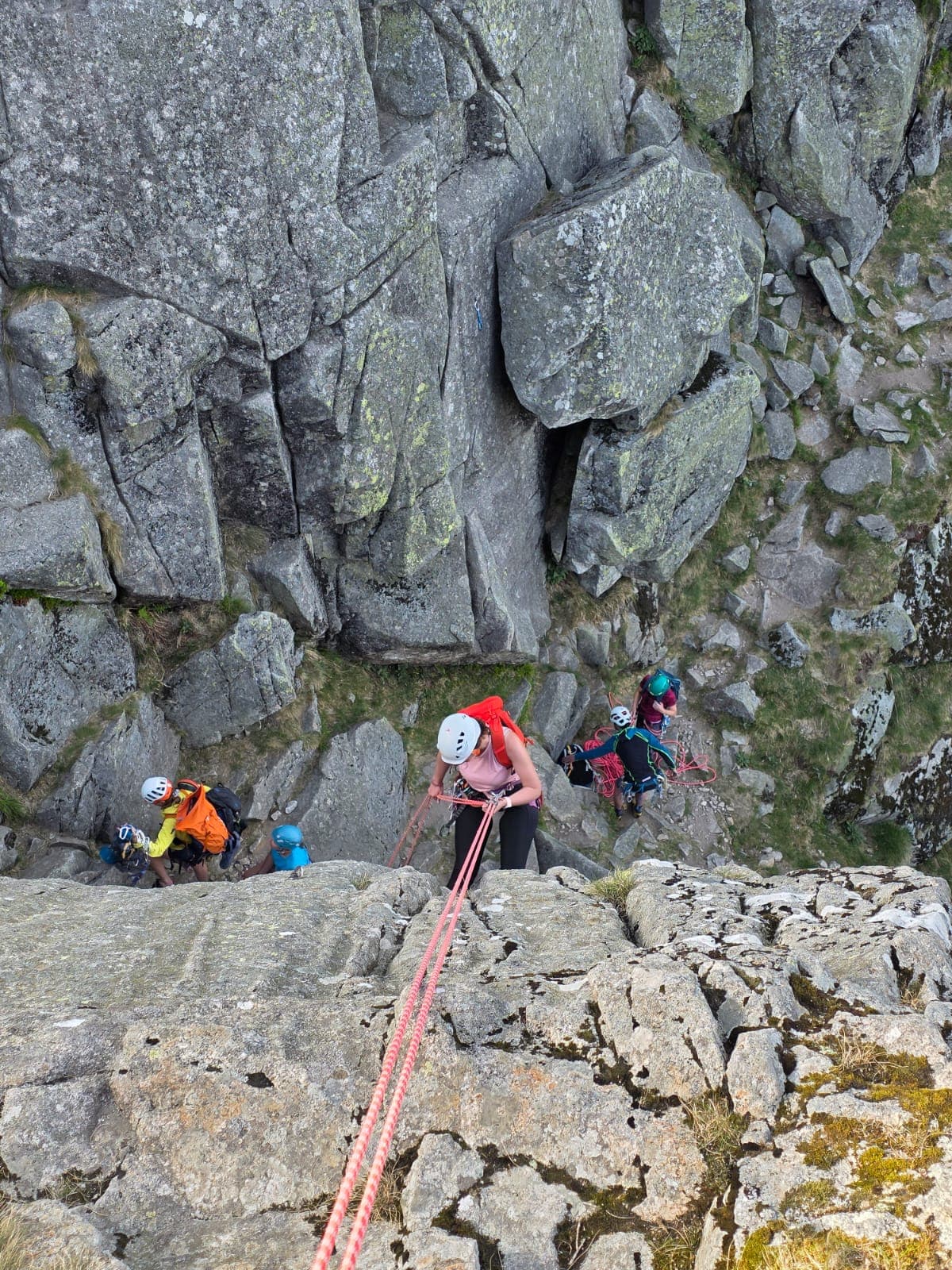 Groupe encordé sur falaise