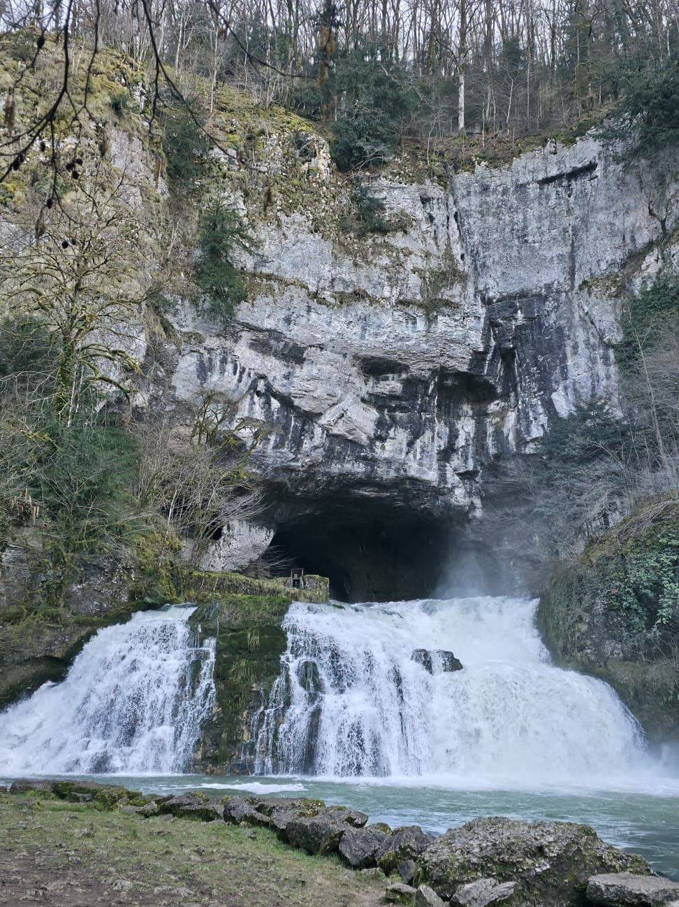 Cascade et bassin naturel sur un itinéraire de randonnée